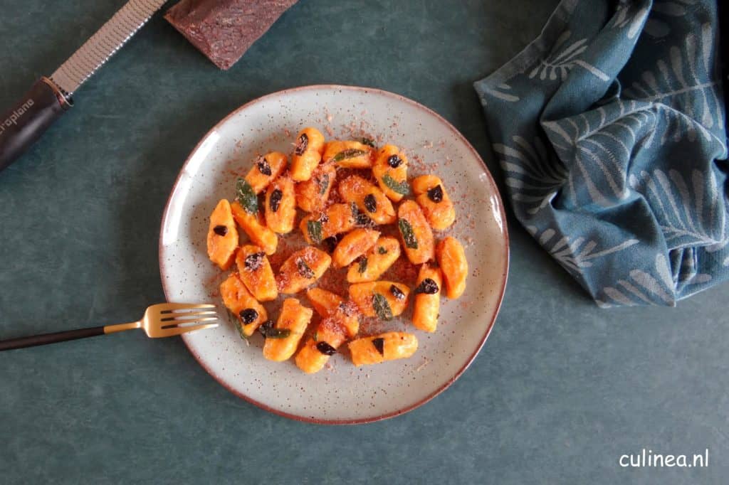 Zoete aardappelgnocchi met zwarte knoflook en nagelhout