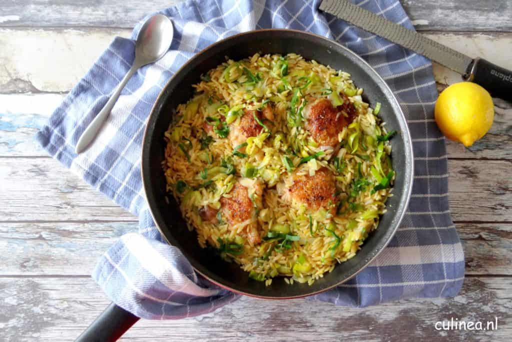 Eenpansgerecht kip met orzo en prei
