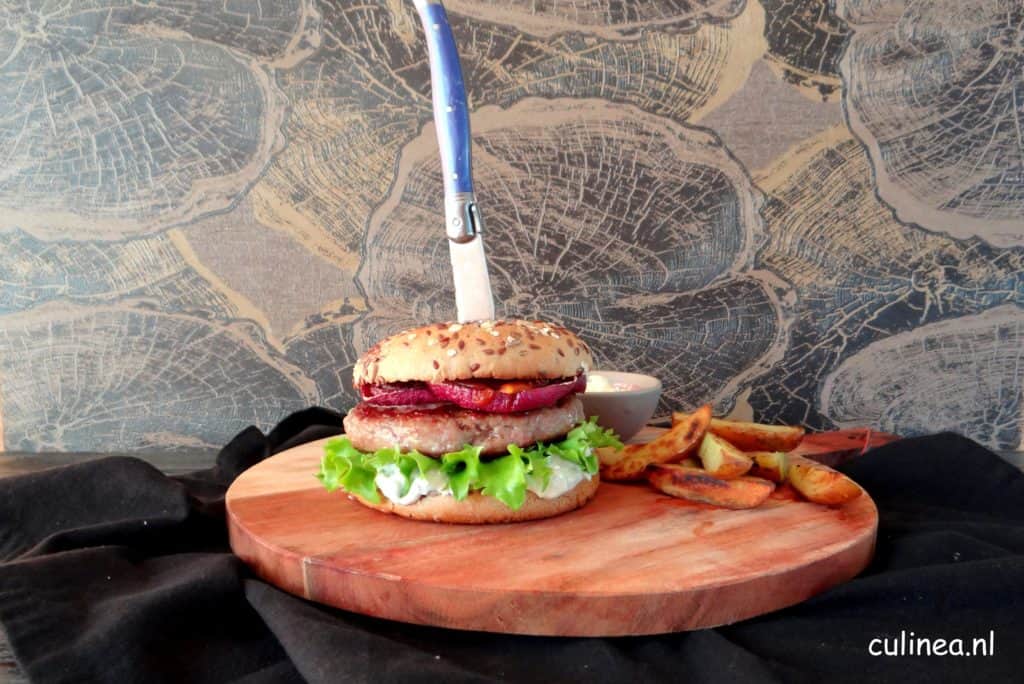 Hamburger met barbecue uien