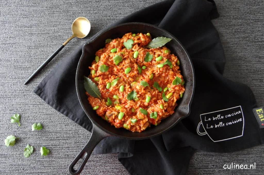 Jollof rijstschotel met kip