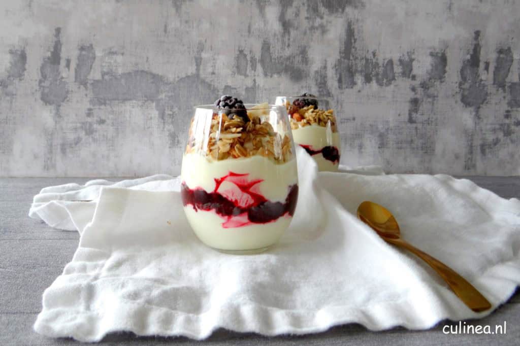 Ontbijt parfait met bramen