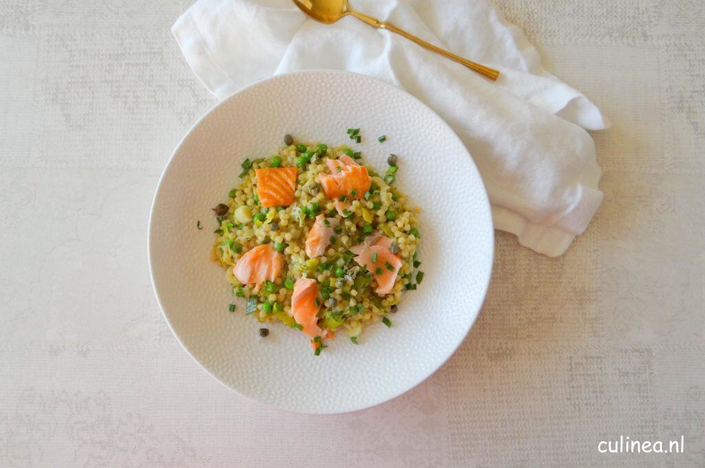 Parelcouscous met zalm, prei en erwten