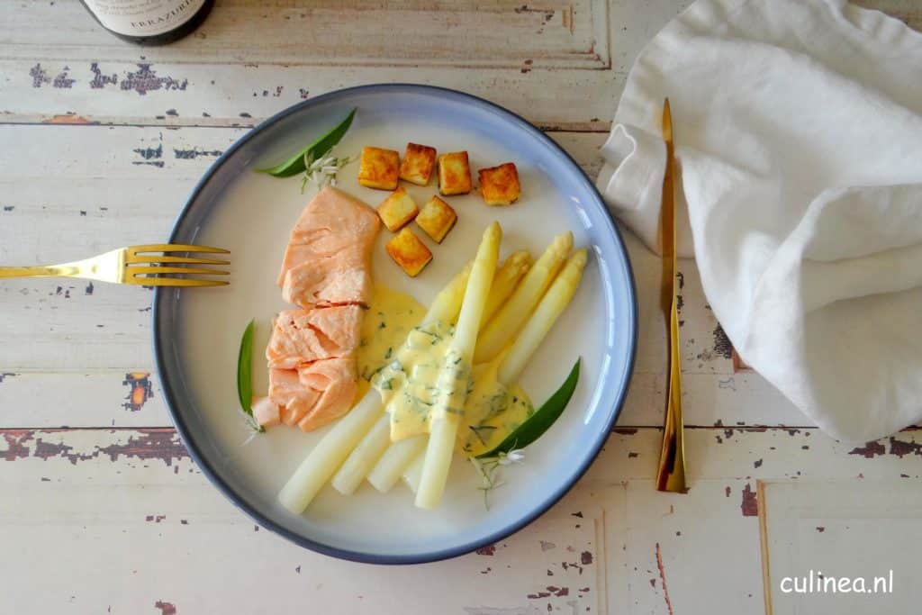 Asperges met gepocheerde zalm