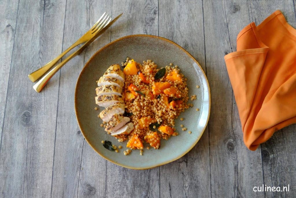 Fregola met kip, pompoen en salie