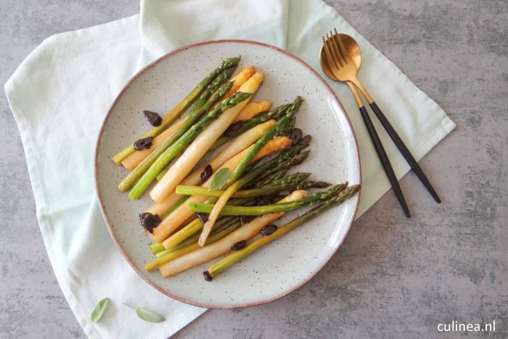 Geglaceerde asperges met zwarte knoflook