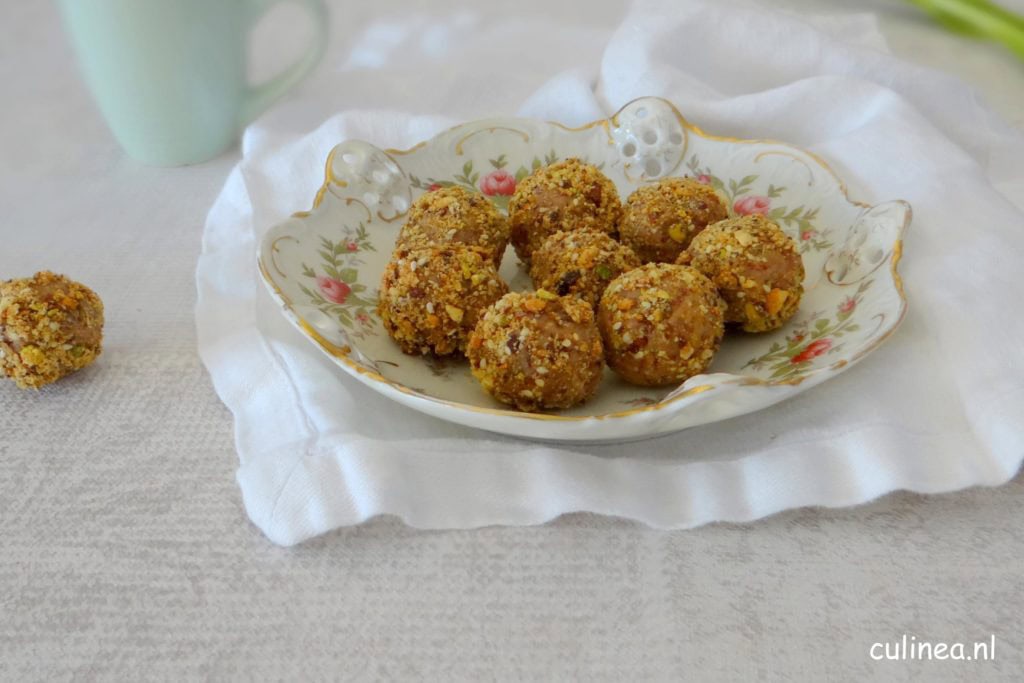 Mango bliss balls met cranberries en walnoten