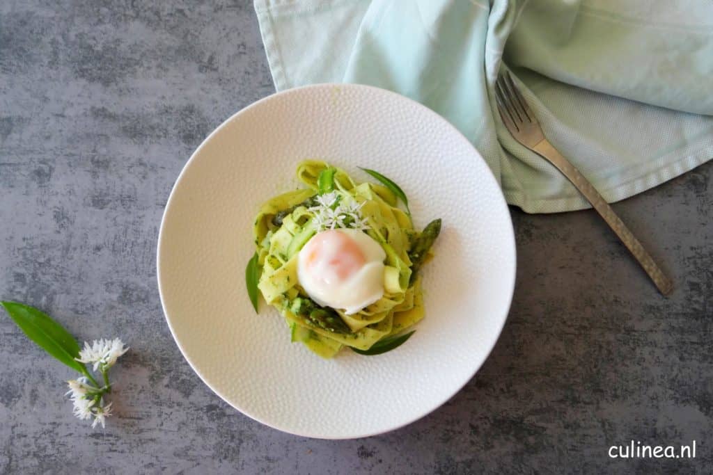 Het is nu het seizoen van de asperges en wij eten ze zo vaak mogelijk.