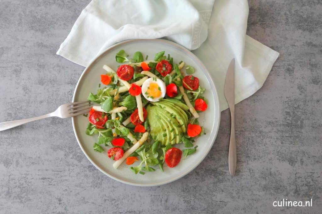 Salade met asperges en vlierbloesemdressing