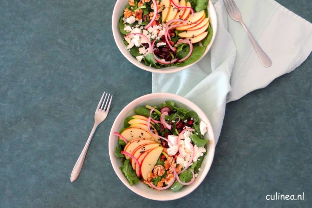 . In de salade zit ook nog uitgebakken spekjes, walnoten en fetakaas verwerkt.