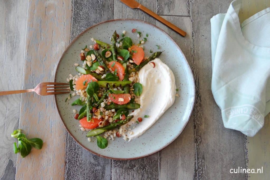 Tarwesalade met asperges en ricotta