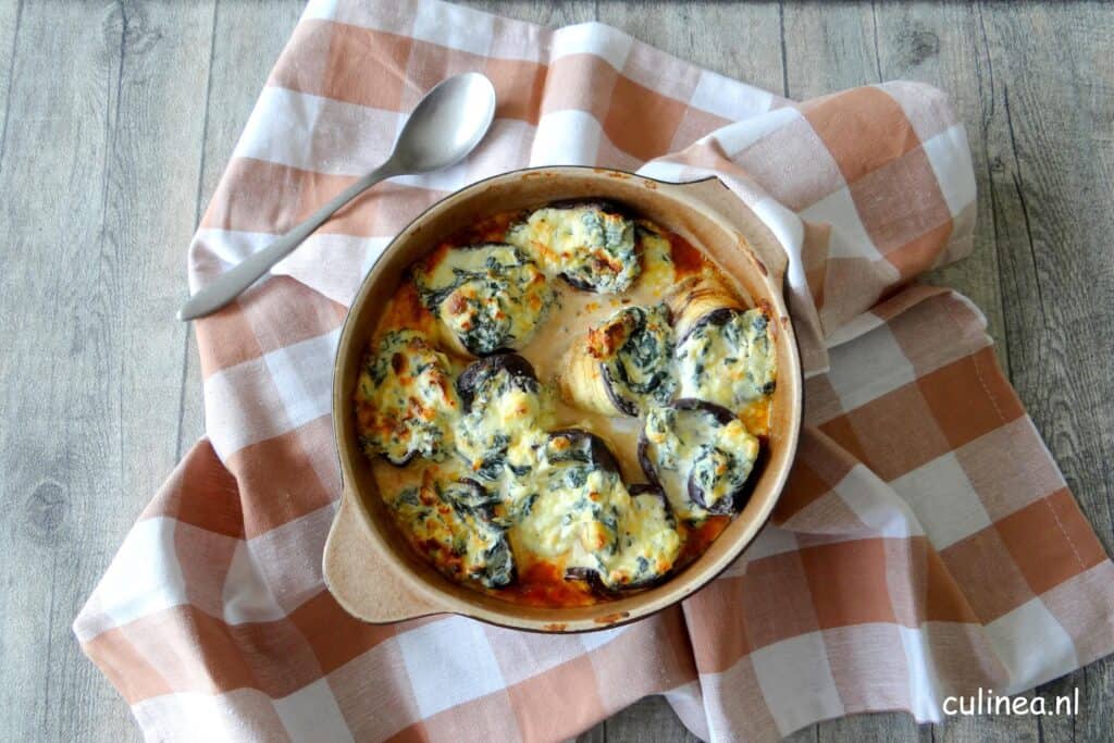 Aubergine rolletjes in tomatensaus