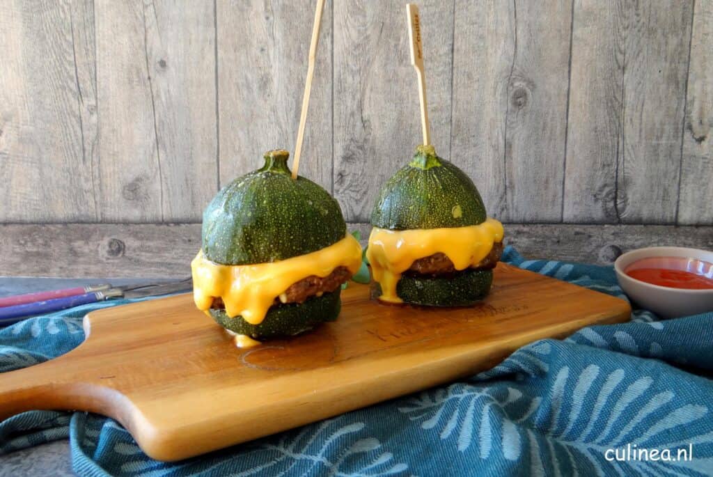 Bolcourgette met cheeseburger
