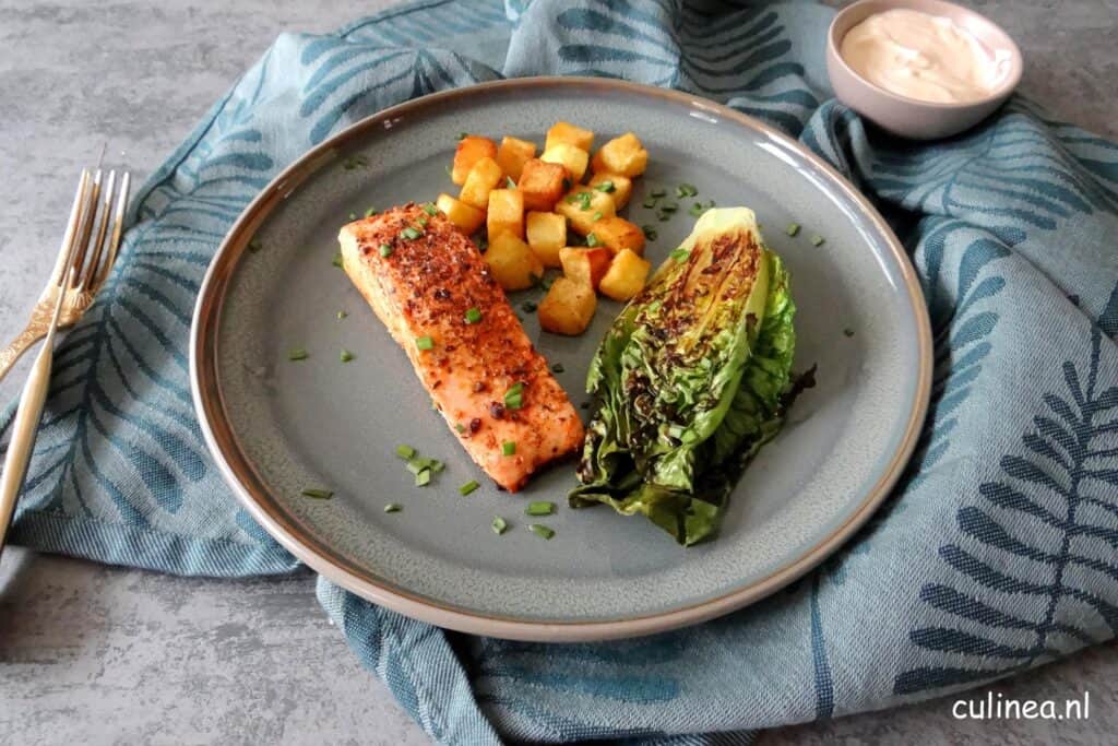 Gegrilde cajun zalm en baby romaine