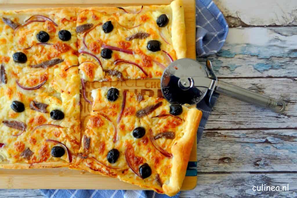 Plaattaart met kaas en zwarte olijven