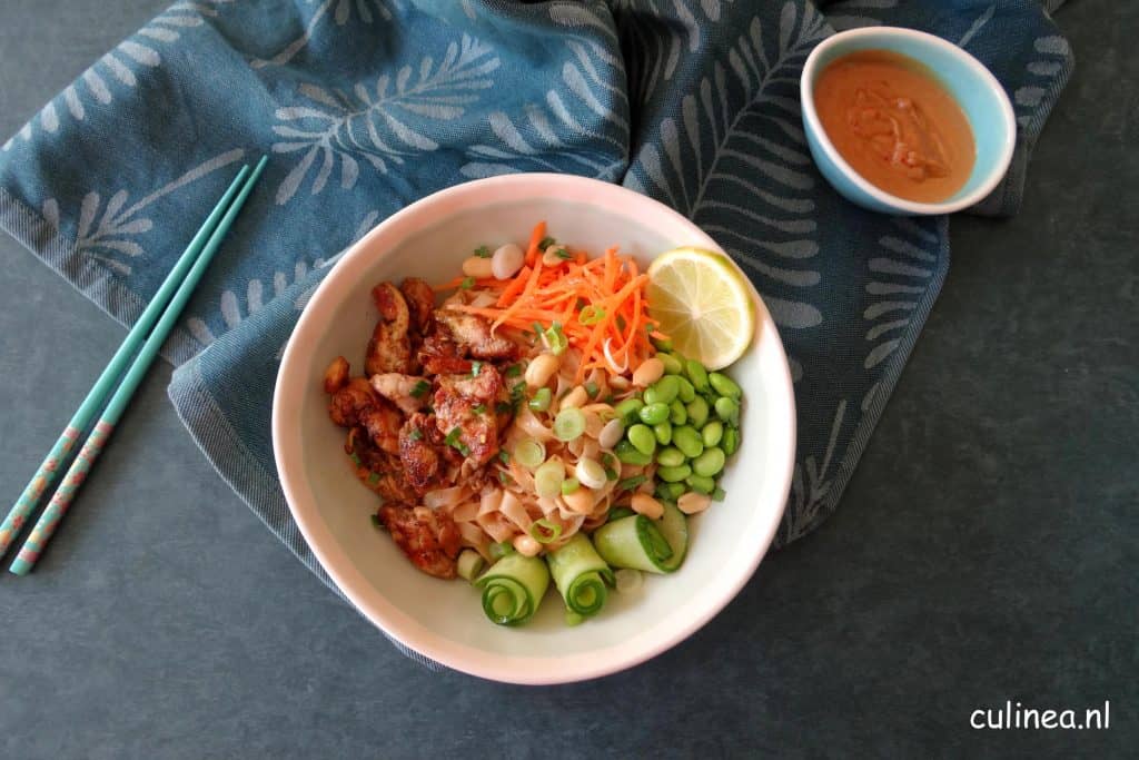 Rijstnoedels met kip en pindasaus