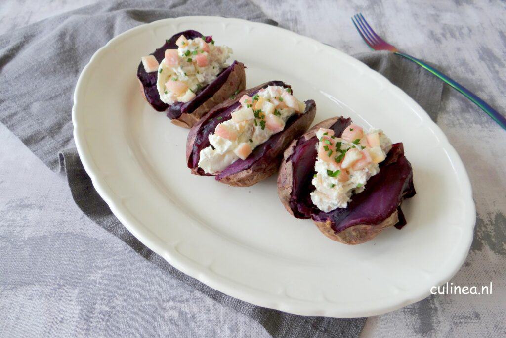 Gepofte paarse zoete aardappel met paling