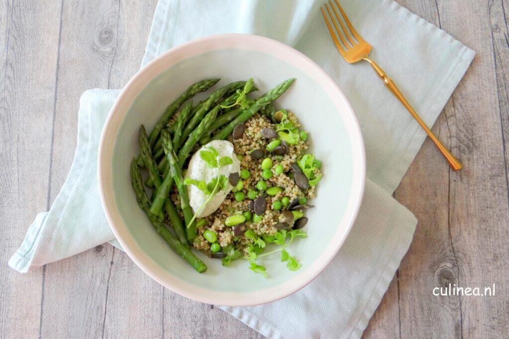 Groene quinoa voorjaars bowl