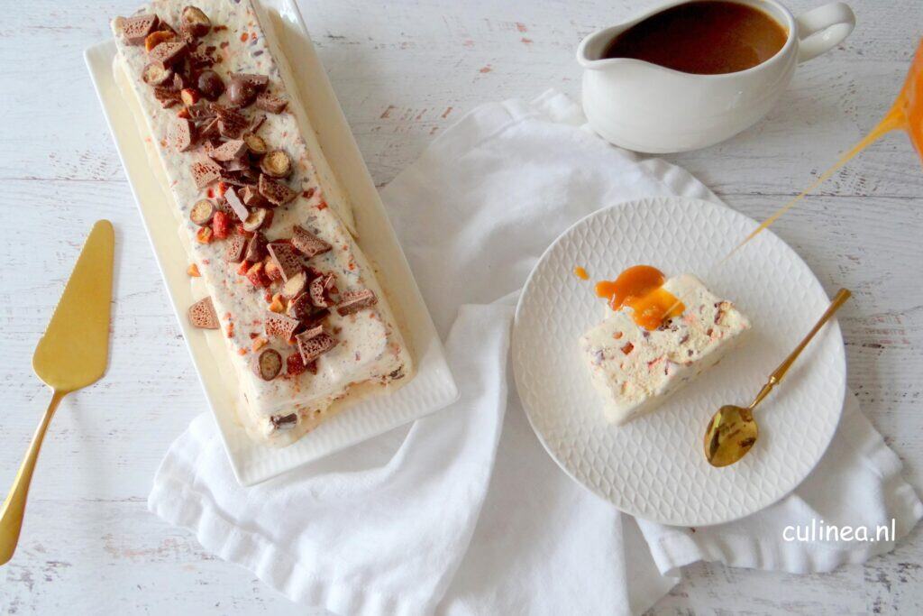 IJscake met karamelsaus