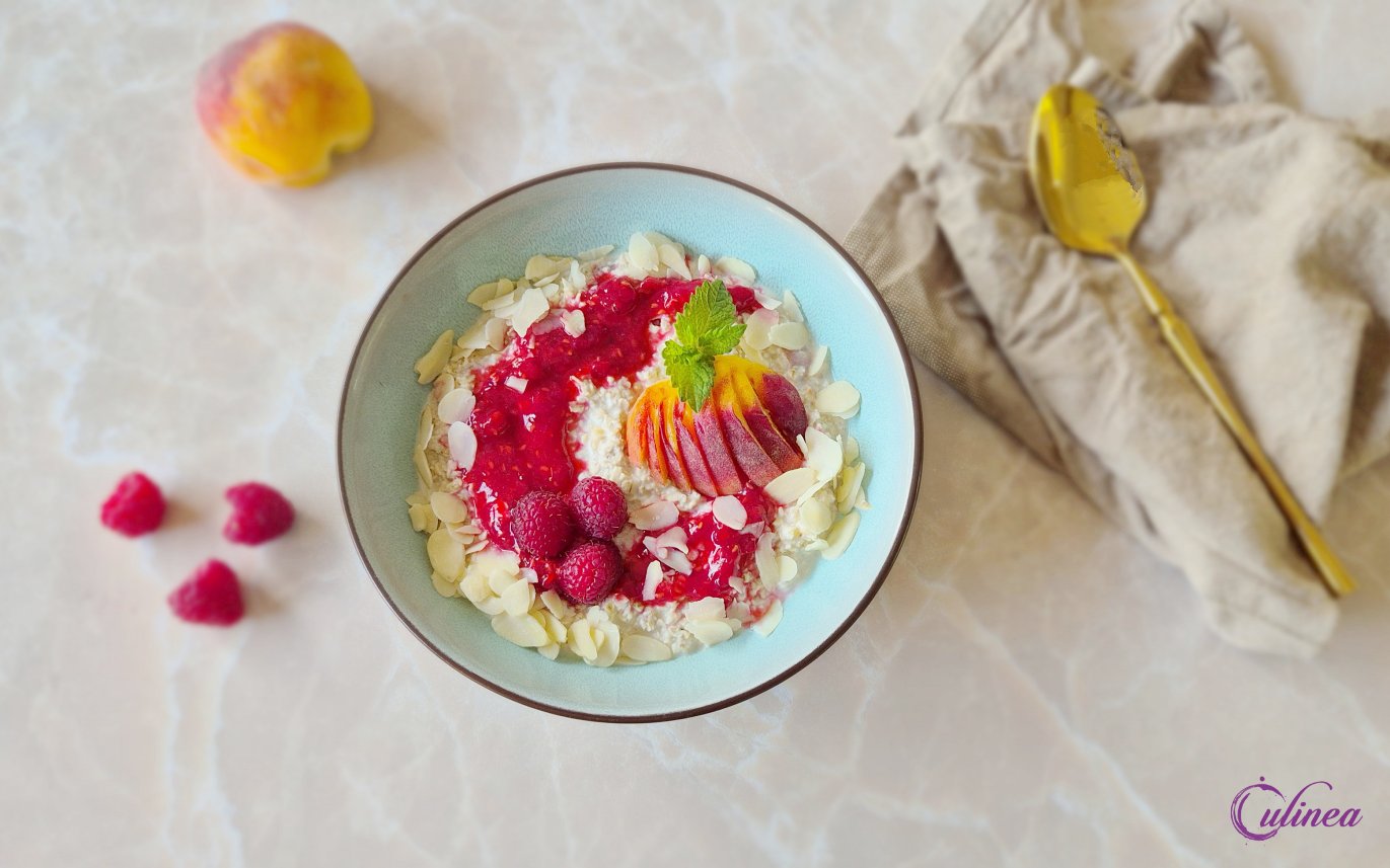 Pêche Melba overnight oats