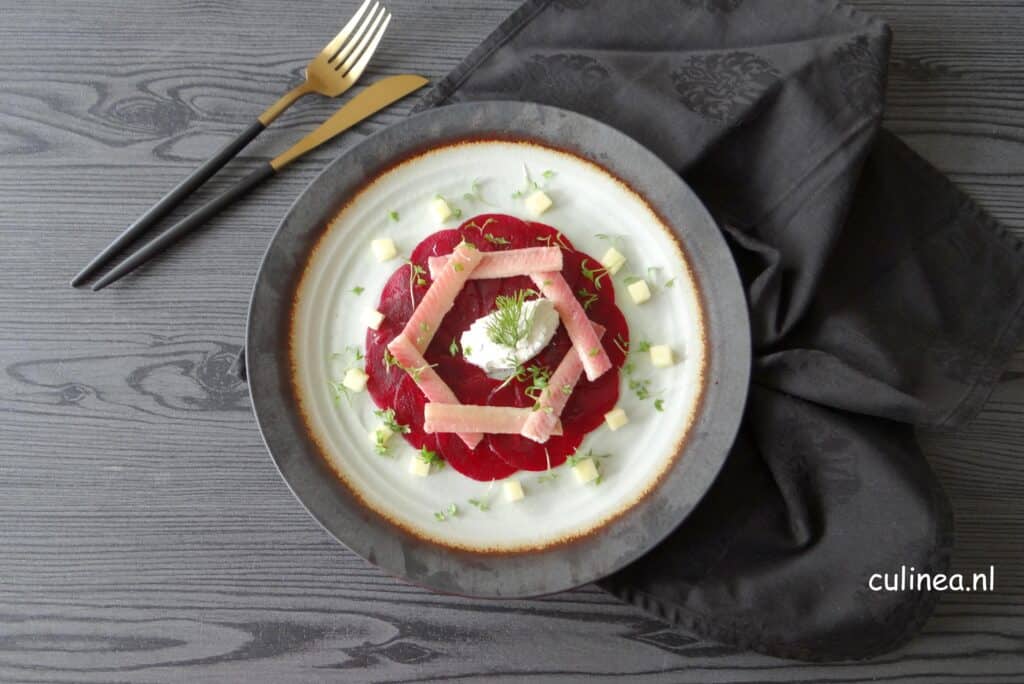 Rode biet carpaccio met paling