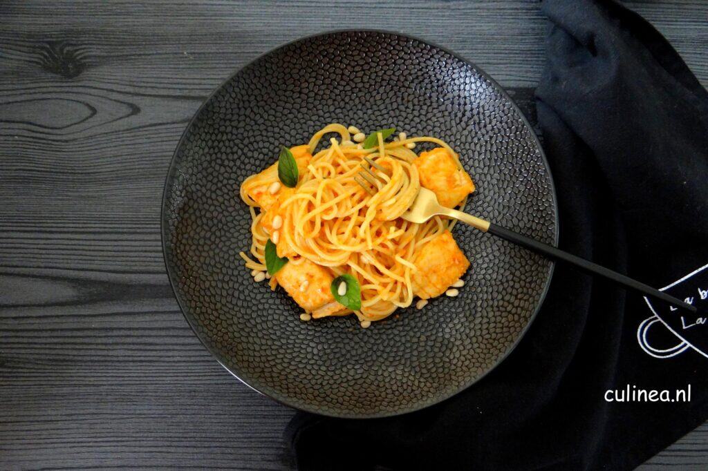 Spaghetti met vis en paprikasaus