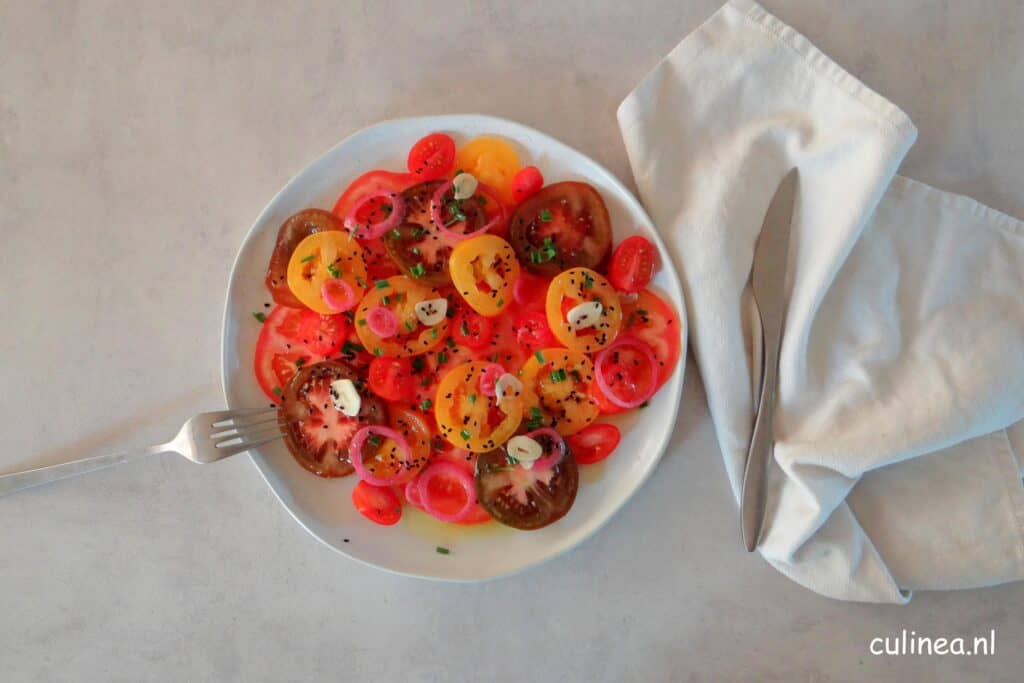 Tomatensalade met warme knoflookdressing