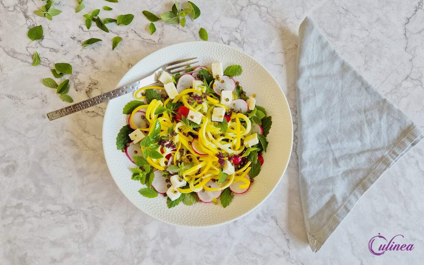 Courgetti salade met feta en kruiden