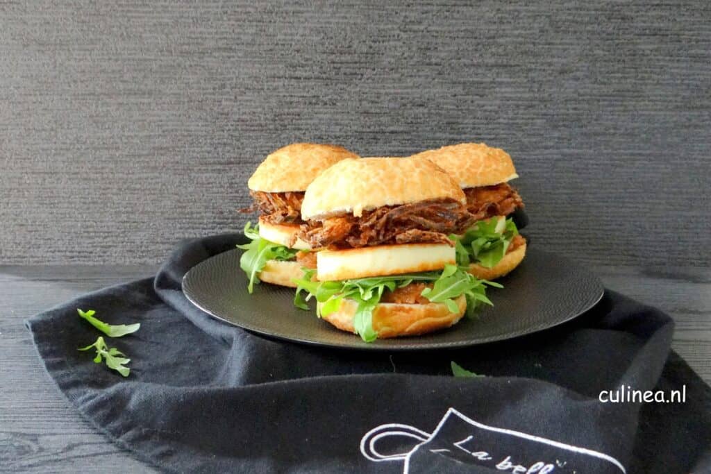 Gegrilde kaas en uien bhaji burger