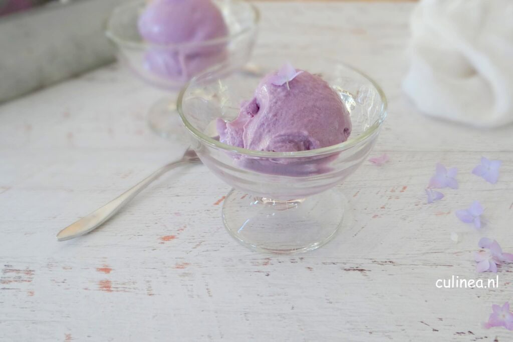 Paarse zoete aardappel kokosijs