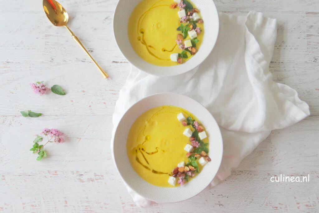 Romige gele courgette soep