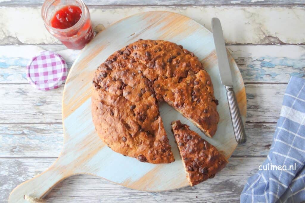 Sodabrood met chocola en aardbeienjam