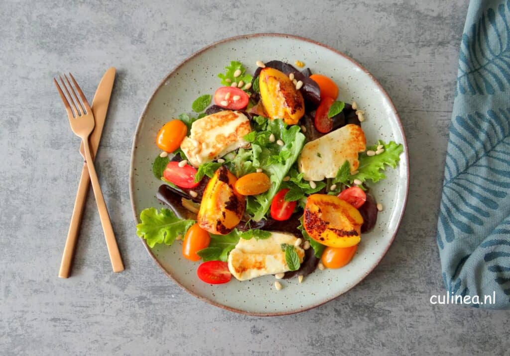 Gegrilde halloumi en nectarine salade
