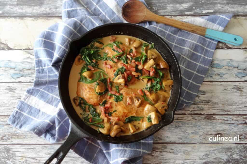 Kip met spekjes en paddenstoelen