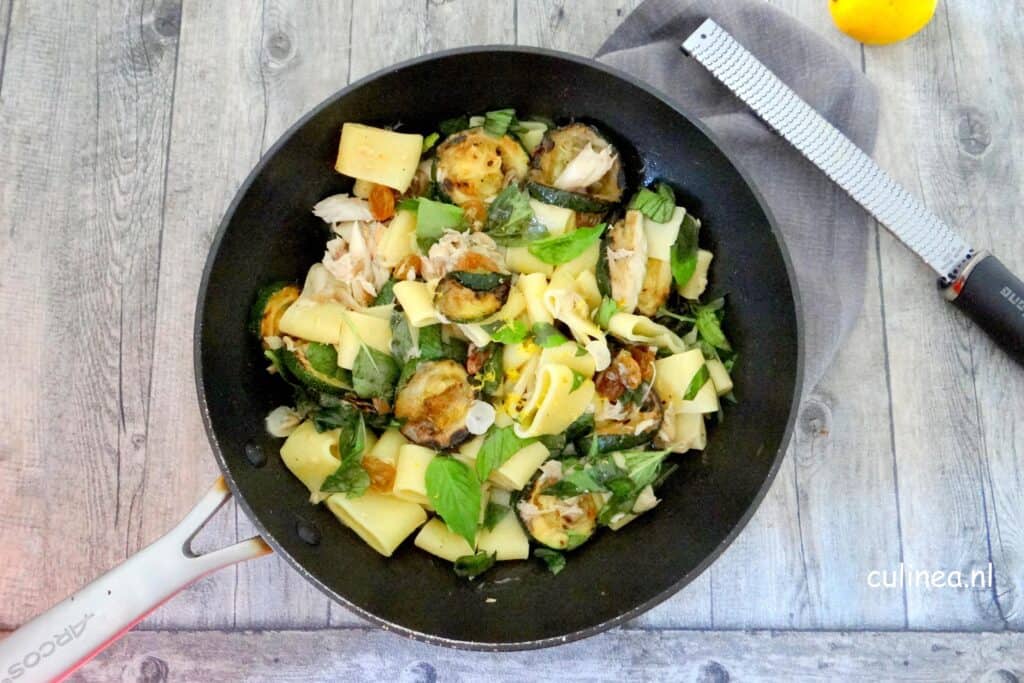 Pasta met courgette, makreel en basilicum