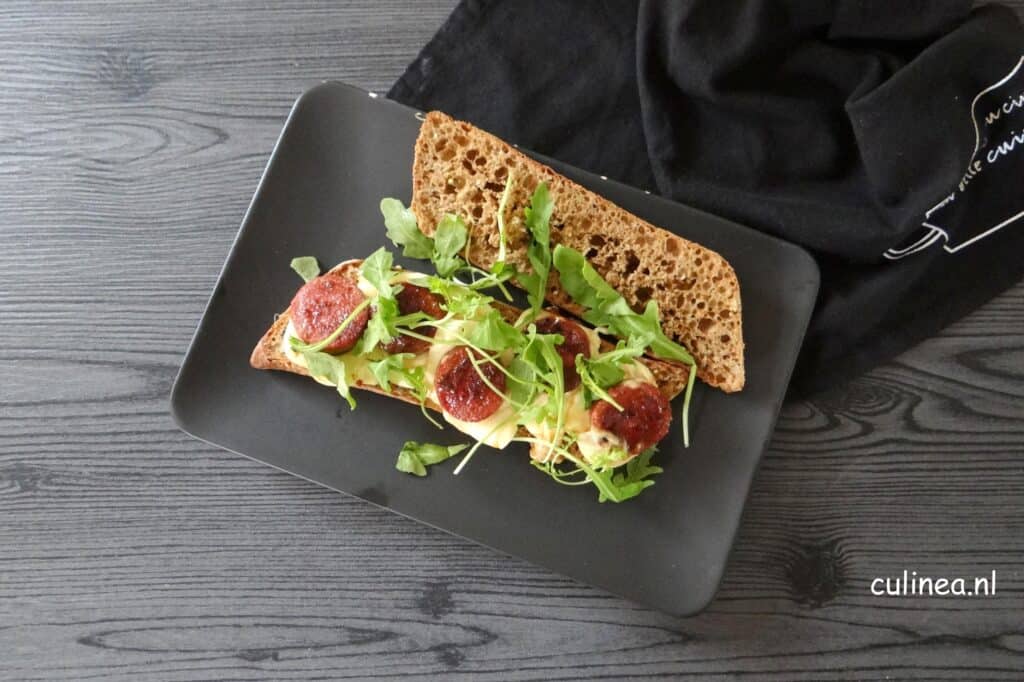 Broodje sucuk met mozzarella