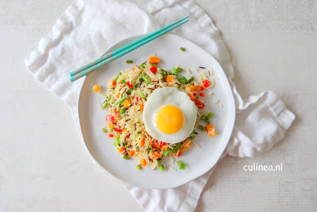 Gebakken rijst met groenten en ei