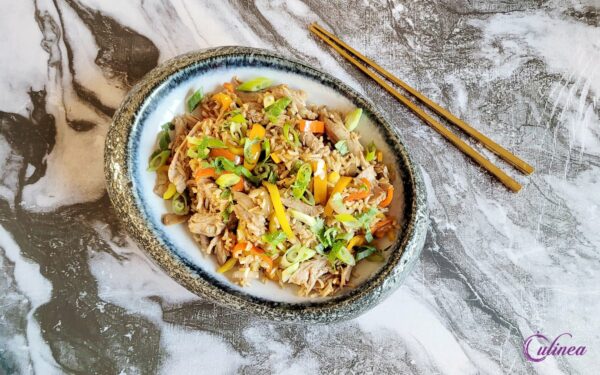 Gebakken rijst met groenten en ei