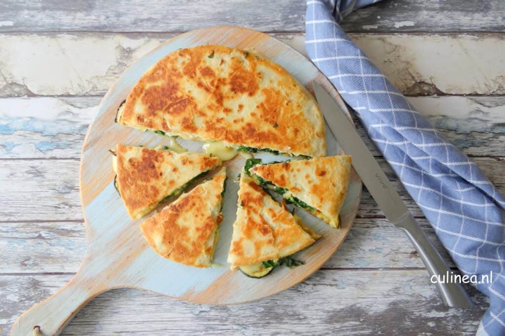 Piadine gevuld met groente en kaas