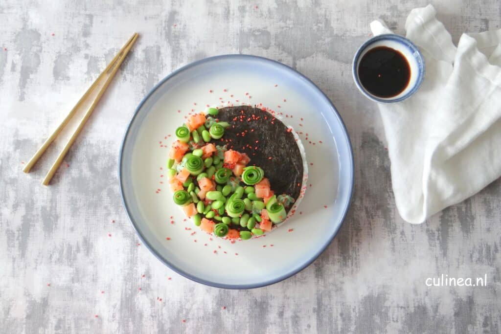 Sushitaartje met zalm en avocado