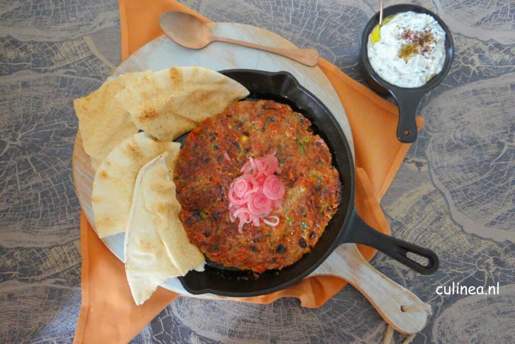 Tepsi kebab met spinazieyoghurt