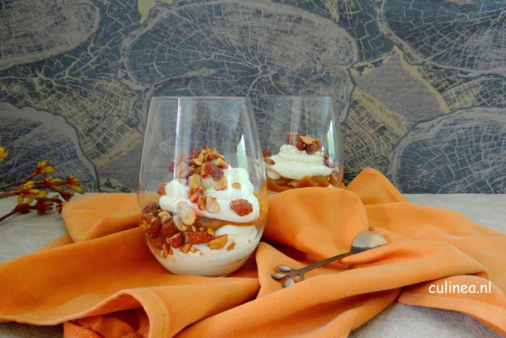 Cheesecake met karamel in een glas