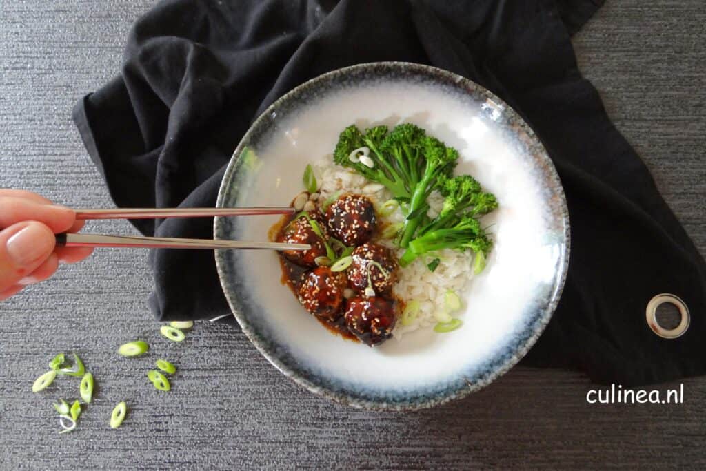 Kipgehaktballetjes met bimi en rijst