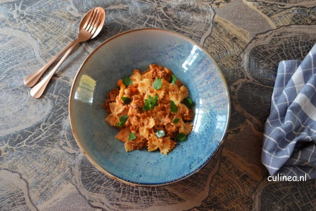 Pasta met vegetarisch gehakt en tomatensaus