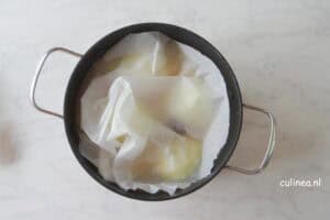 Stoofpeertjes gestoofd in perensap