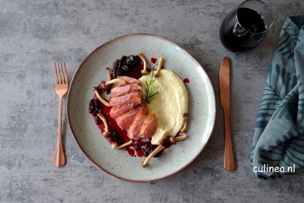 Eendenborst met kersensaus