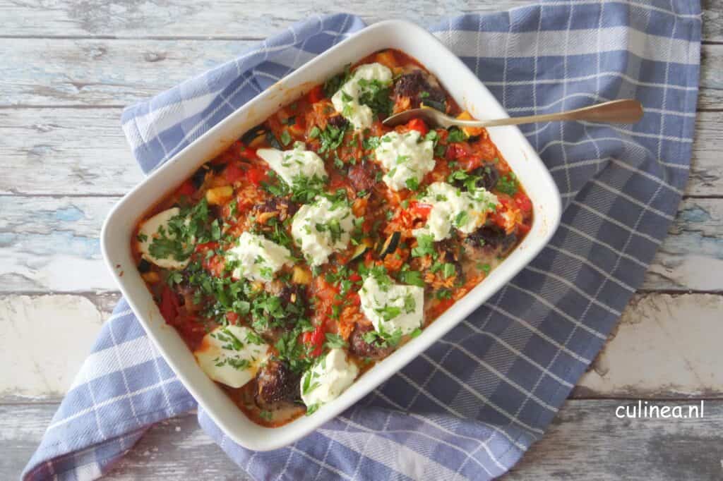 Gehaktballetjes met orzo en ricotta in tomatensaus