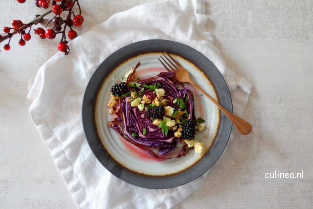 Geroosterde rode kool met blauwe kaas