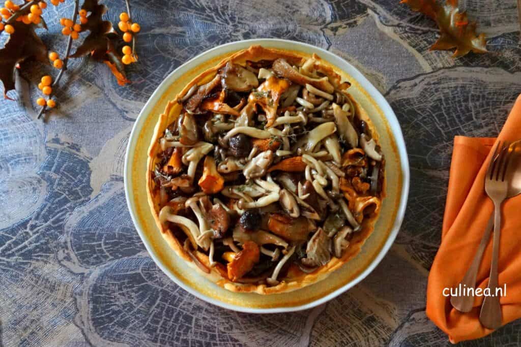 Hartige taart met balsamico uien en paddenstoelen