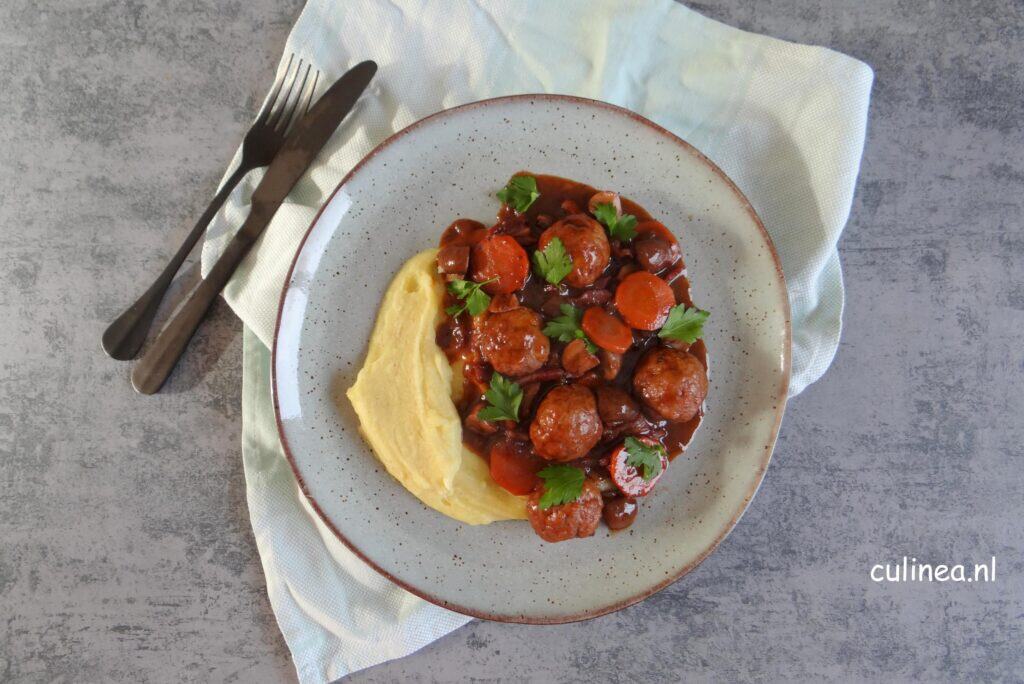 Kipgehaktballetjes in rode wijnsaus