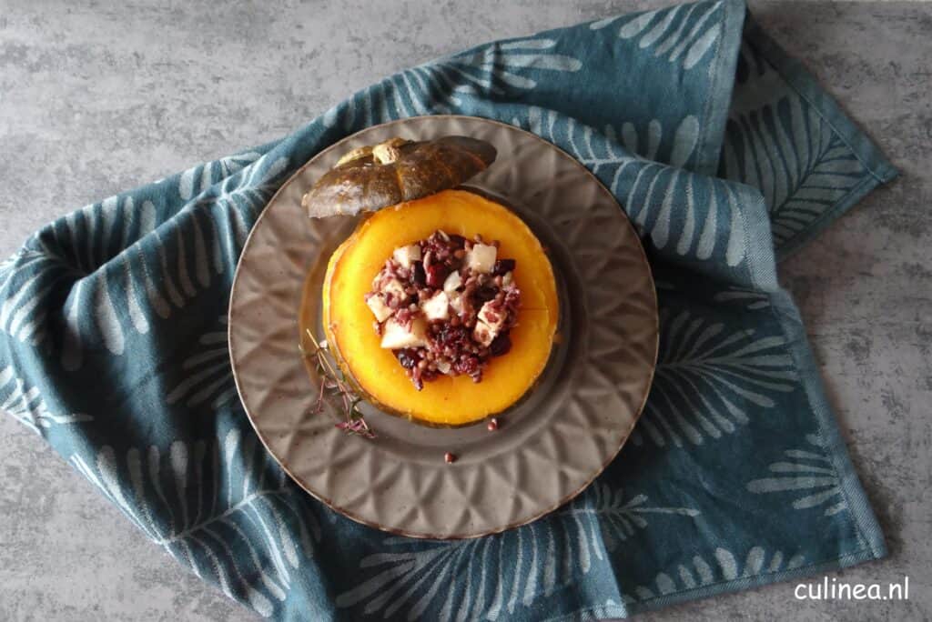 Pompoen gevuld met rijst, linzen en halloumi